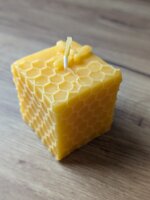 Würfelkerze im Wabenmuster – handgemachte Bienenwachskerze aus 100 % reinem Bienenwachs – nachhaltige Deko & Geschenkidee – rußarm, natürlicher Honigduft – ca. 6 Std. Brenndauer