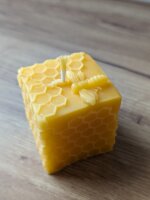 Würfelkerze im Wabenmuster – handgemachte Bienenwachskerze aus 100 % reinem Bienenwachs – nachhaltige Deko & Geschenkidee – rußarm, natürlicher Honigduft – ca. 6 Std. Brenndauer