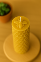 Stumpenkerze mit Biene aus 100% Bienenwachs